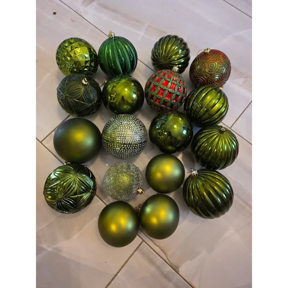 HOLIDAY‎ TIME 18 SHATTERPROOF HANGING ORNAMENTS ROUND BALLS Green